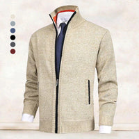 Beige Herren-Strickjacke mit Reißverschluss, Stehkragen, eleganter Stil, Herbstmode.