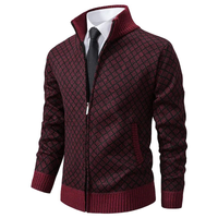 Herren Strickjacke, rot-schwarz kariert, Reißverschluss, eleganter Stil, Herbstmode.