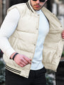 Mann in beiger Steppweste und weißem Pullover, modisch, lässig, Outdoor-Bekleidung.