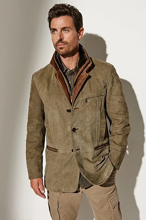 Mann in olivgrüner Wildlederjacke mit braunem Kragen, modisch, elegant, Herbstmode.