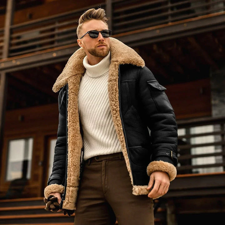 Mann in schwarzer, gefütterter Winterjacke mit Fellkragen, Sonnenbrille, weißem Rollkragenpullover.
