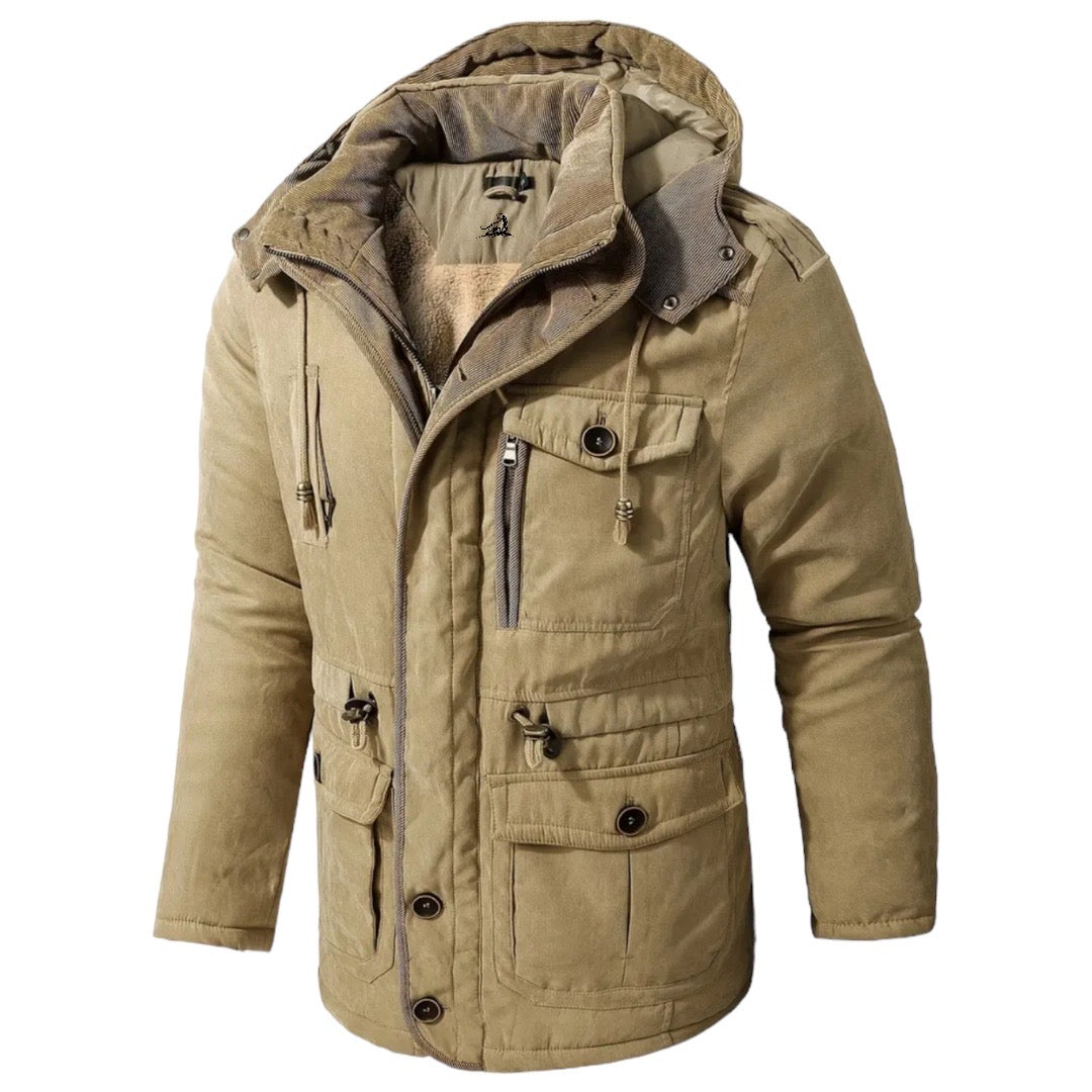Khaki Herren Winterjacke mit Kapuze, warm gefüttert, mehrere Taschen, Reißverschluss und Knöpfe.