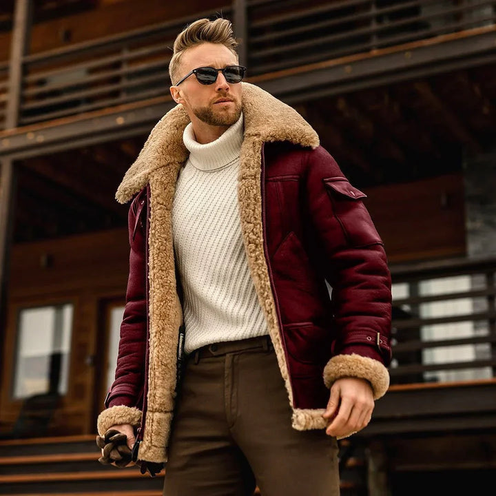 Mann in roter Herren-Winterjacke mit Fellfutter, weißem Rollkragenpullover, Sonnenbrille.