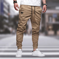 Beige Herren-Cargohose, lässig, mit Taschen, elastischer Bund, ideal für Freizeitmode.