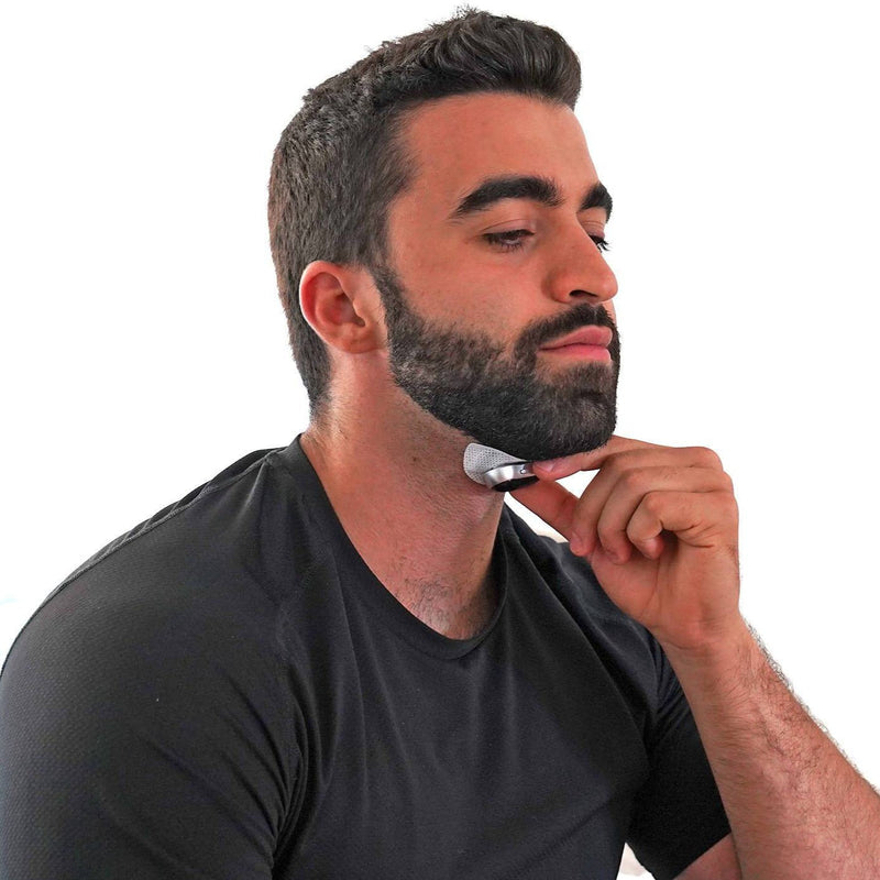 Mann rasiert Bart mit Rasierer, schwarzes T-Shirt, Bartpflege, Nahaufnahme, weißer Hintergrund.