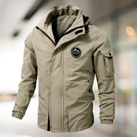 Beige Herren-Winterjacke mit Kapuze, wasserabweisend, Outdoor-Design, Logo auf Brust.