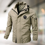 Beige Herren-Winterjacke mit Kapuze, wasserabweisend, Outdoor-Design, Logo auf Brust.