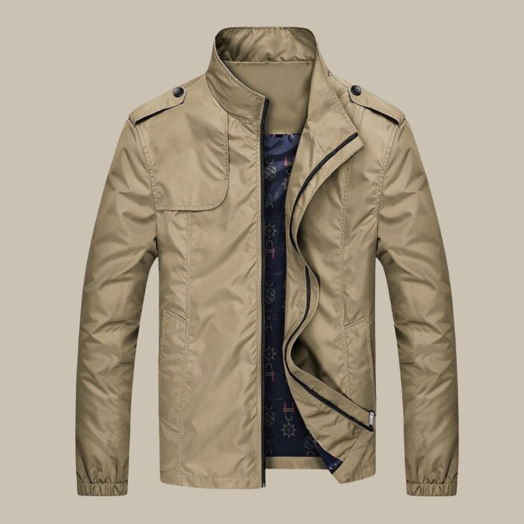Beige Herrenjacke, wasserabweisend, mit Stehkragen und Reißverschluss, ideal für Outdoor-Aktivitäten.