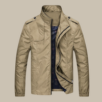Beige Herrenjacke, wasserabweisend, mit Stehkragen und Reißverschluss, ideal für Outdoor-Aktivitäten.
