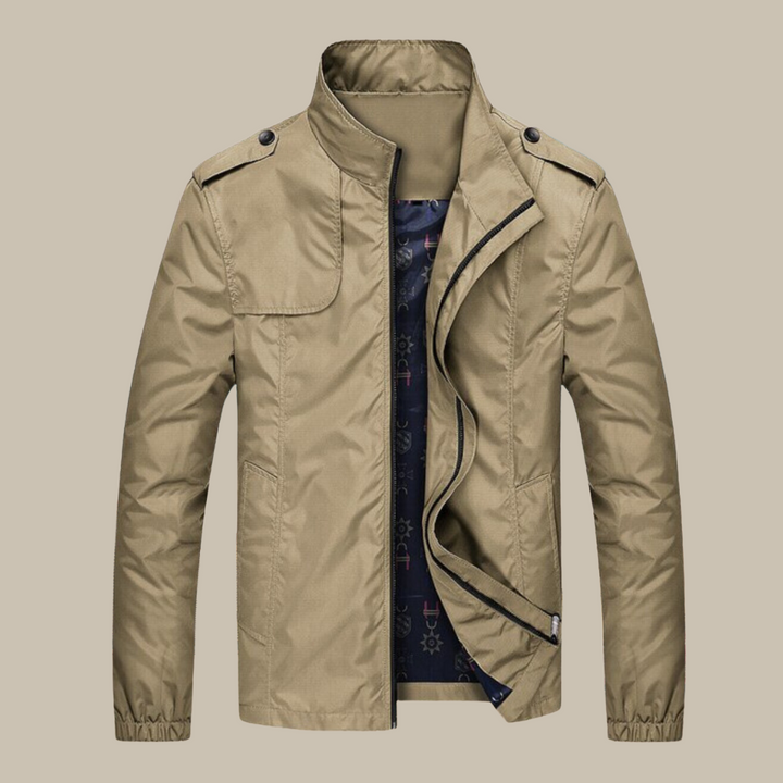 Beige Herrenjacke, wasserabweisend, mit Stehkragen und Reißverschluss, ideal für Outdoor-Aktivitäten.