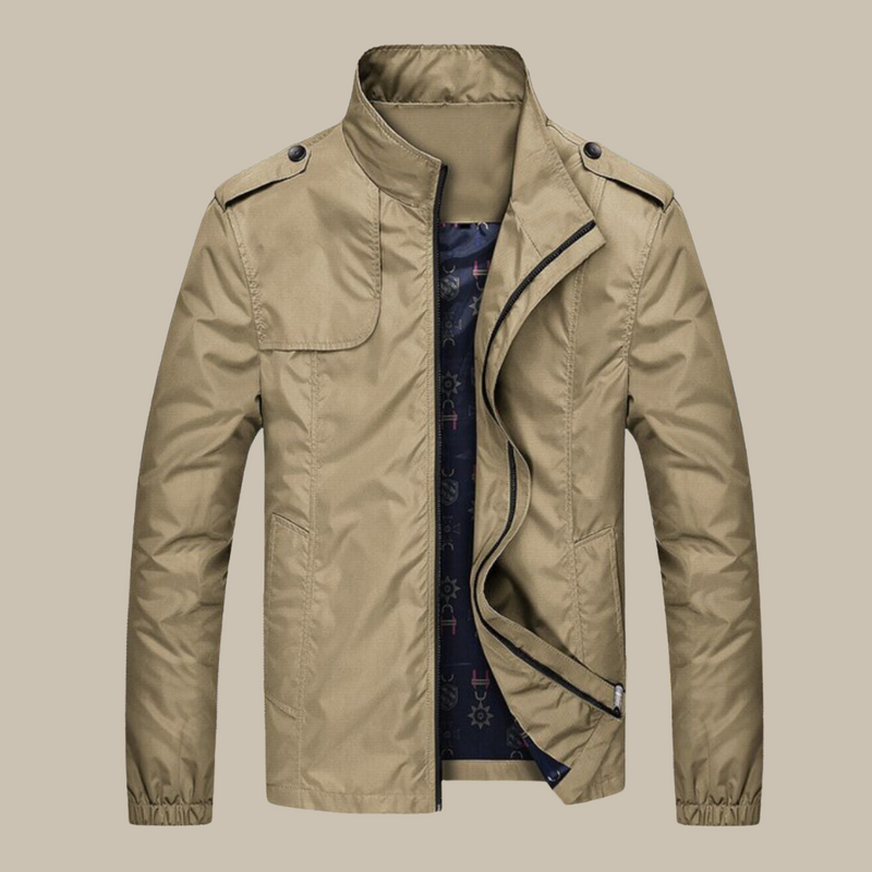 Beige Herrenjacke, wasserabweisend, mit Stehkragen und Reißverschluss, ideal für Outdoor-Aktivitäten.