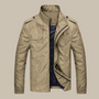 Beige Herrenjacke, wasserabweisend, mit Stehkragen und Reißverschluss, ideal für Outdoor-Aktivitäten.