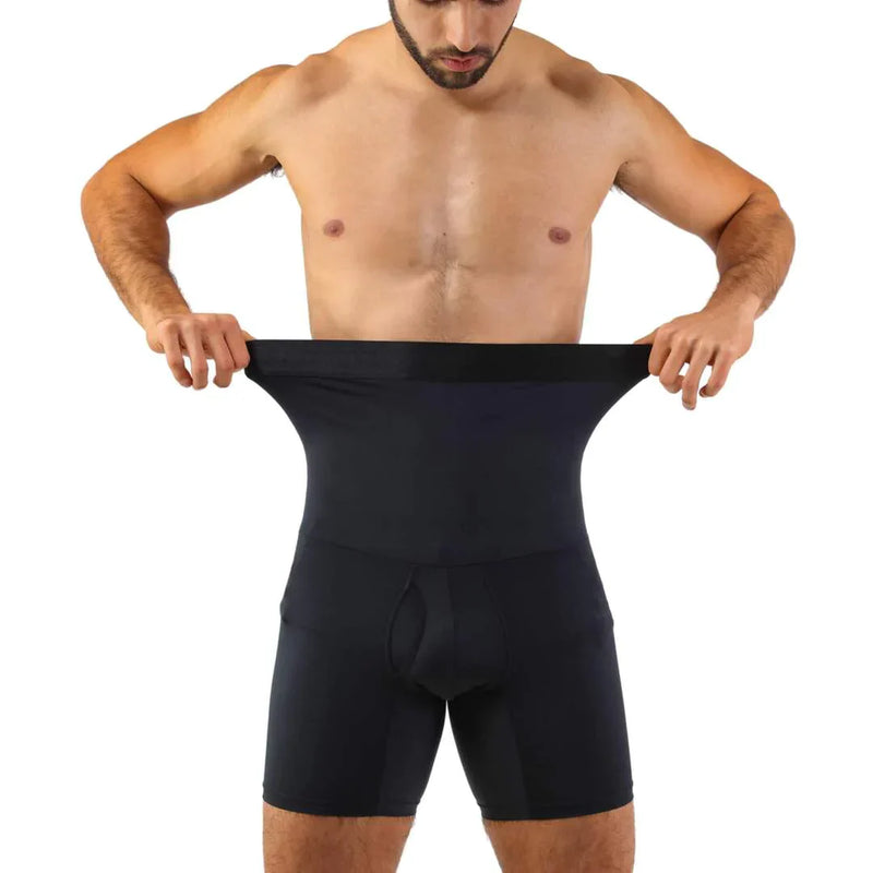 Mann trägt schwarze Herren-Miederhose, nahtlos, figurformend, elastisch, Bauchkontrolle.