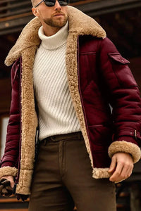Mann in bordeauxroter Lederjacke mit Lammfellfutter, weißem Rollkragenpullover, braune Hose.