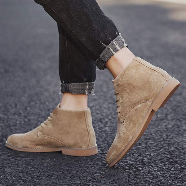 Beige Wildlederstiefel für Herren, lässig, mit Gummisohle, ideal für Herbstmode.