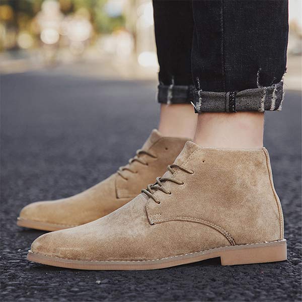 Beige Wildlederstiefel für Herren, lässig, mit Schnürung, auf Asphalt getragen.