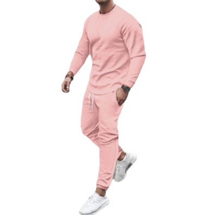 Mann in rosa Trainingsanzug, Langarmshirt und Jogginghose, sportlich, bequem, modisch.