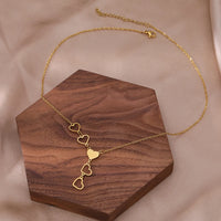 Goldene Herz-Halskette auf Holz, eleganter Schmuck, Damenaccessoire, Geschenkidee.