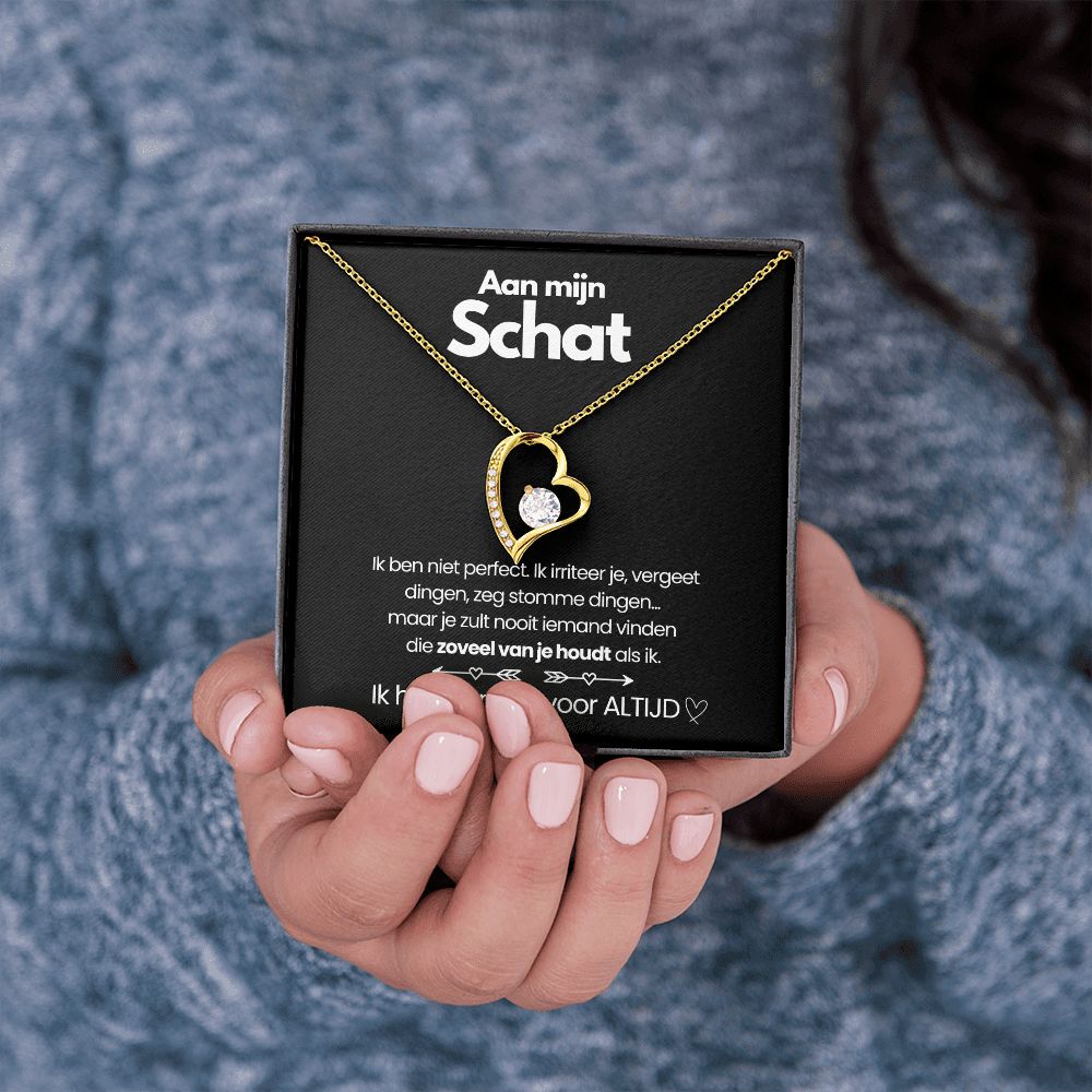 Frau hält goldene Herz-Halskette mit Diamant in Geschenkbox, romantisches Schmuckgeschenk.