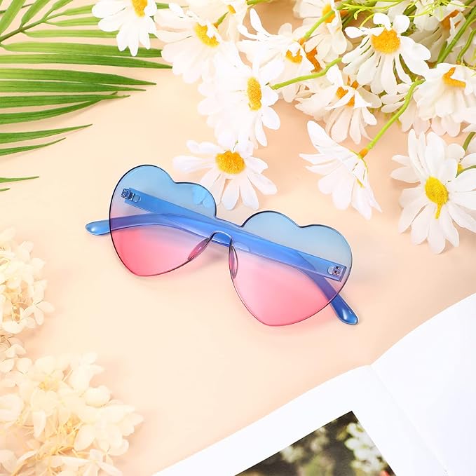 Herzförmige Sonnenbrille blau-rosa, Damenmode, Sommeraccessoire, Blumenhintergrund.