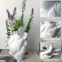 Weiße Herzvase mit Lavendel und Farn, realistische Modellierung, klare Linien, exquisite Verarbeitung.