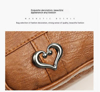 Braune Ledertasche mit herzförmigem Magnetverschluss, modisches Accessoire, elegant.