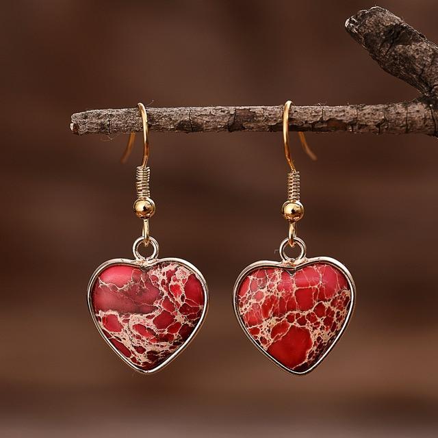 Rote Herz-Ohrringe aus Stein, goldene Haken, handgefertigter Schmuck, elegantes Design.