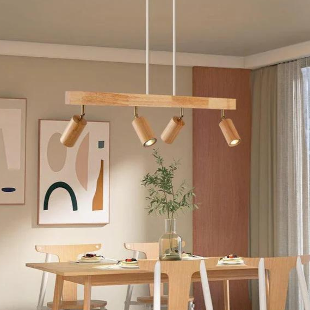 Moderne Holz-Pendelleuchte über Esstisch, skandinavisches Design, vier verstellbare Spots.