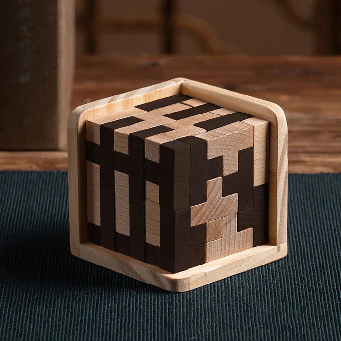 Holzpuzzle in Würfelform, zweifarbig, auf Tisch, Denkspiel, Dekoration, Geschenkidee