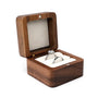 Holzringbox mit zwei Ringen, Verlobungsring und Ehering, Innenfutter aus Samt, quadratisch.