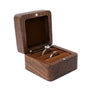 Offene Holz-Ringbox mit zwei silbernen Ringen, Schmuckaufbewahrung, Verlobungsring-Etui.