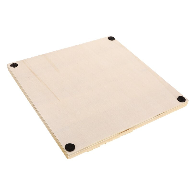 Quadratische Holzplatte mit rutschfesten Füßen, naturbelassen, ideal für DIY-Projekte.