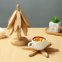 Holzuntersetzer Set, natur, mit Kaffeetasse, dekorativ, umweltfreundlich, modernes Design.