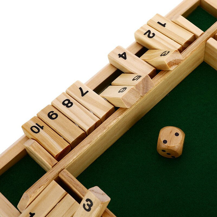 Holzspiel Shut the Box, grünes Filzbrett, nummerierte Klappen, Würfelspiel, Familienspiel.