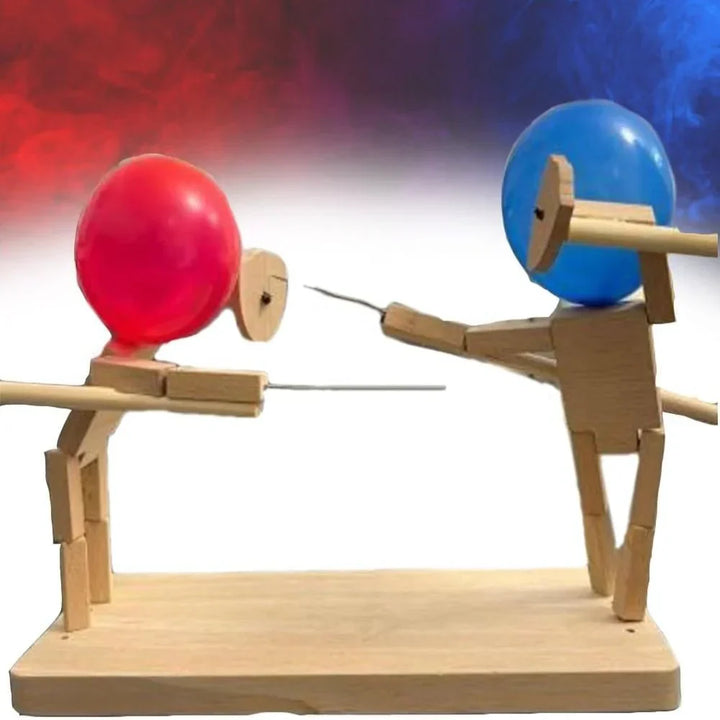 Holzspielzeug Fechtfiguren mit roten und blauen Ballonköpfen, auf Holzsockel, für Kinder.