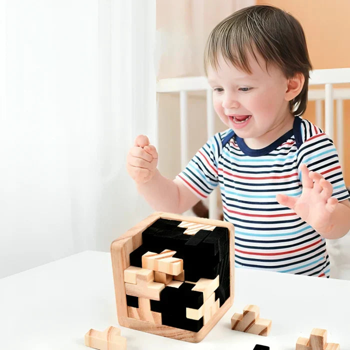 Kleinkind spielt mit Holzpuzzle, schwarz-weiß, Montessori-Spielzeug, pädagogisches Lernspiel.