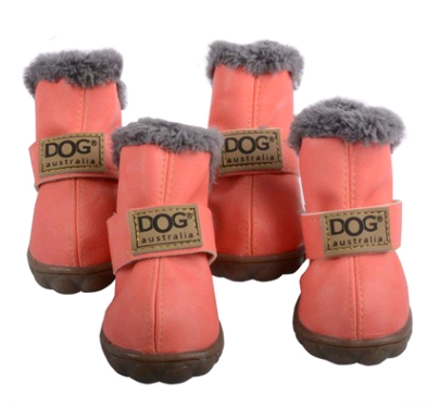 Vier rosa Hundeschuhe mit grauem Fellrand, rutschfeste Sohle, Marke DOG Australia.
