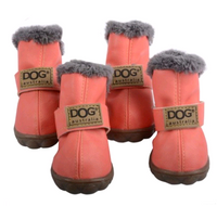 Vier rosa Hundeschuhe mit grauem Fellrand, rutschfeste Sohle, Marke DOG Australia.
