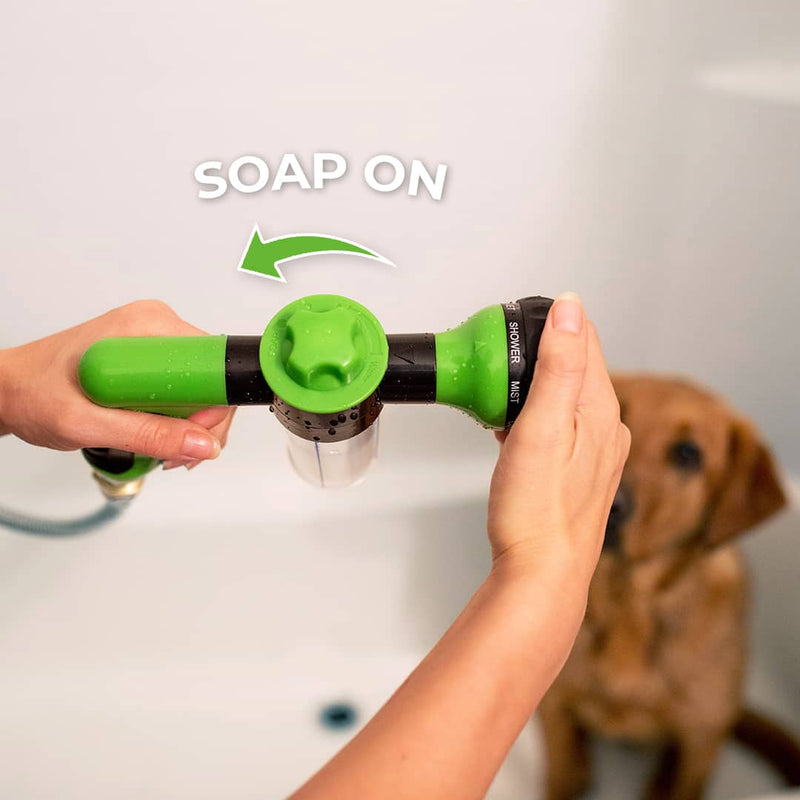 Grüner Hundeduschkopf mit Seifenspender, ergonomisch, für Haustierpflege im Badezimmer.