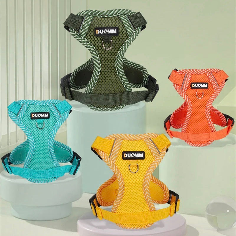 Vier bunte Hundegeschirre aus Mesh, verstellbar, in Grün, Blau, Orange und Gelb, von DUCOM.