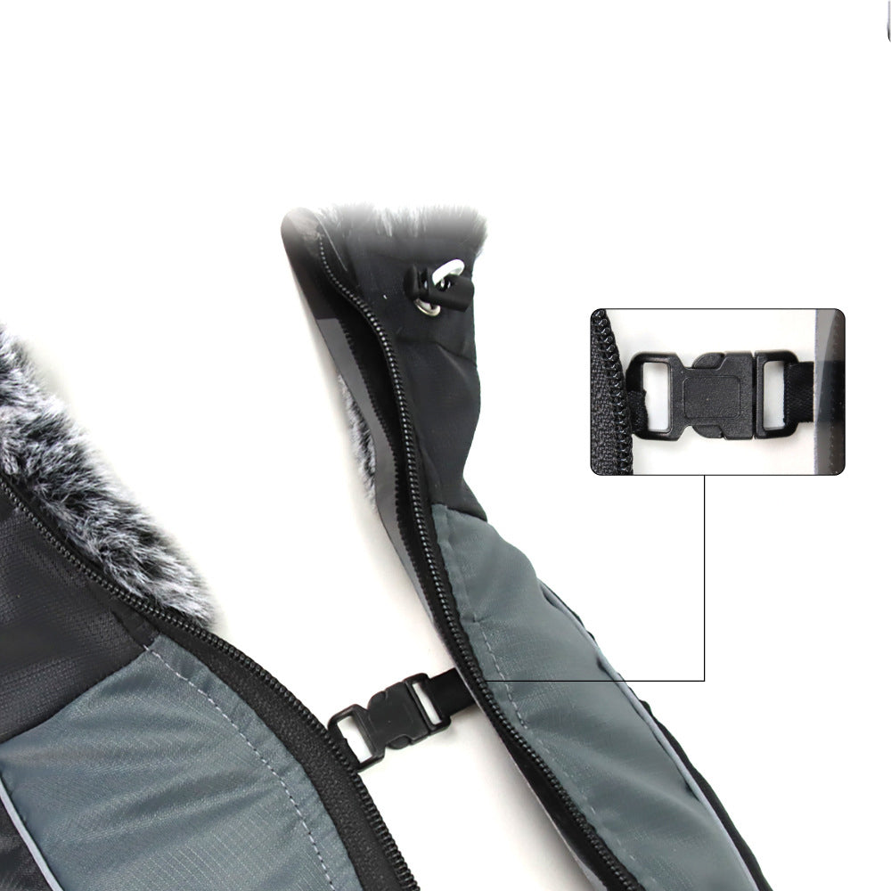 Grauer Hundemantel mit Fellkragen, Reißverschluss und Schnalle, wetterfest, warm.