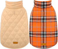 Zwei Hundemäntel, beige gesteppt und orange kariert, warm, stilvoll, Herbst-Winter-Bekleidung.
