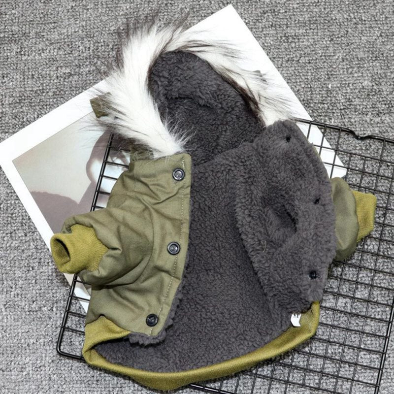 Grüne Hundejacke mit Kapuze, Kunstfellbesatz, warmes Futter, Winterkleidung für Haustiere.