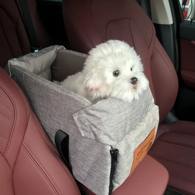 Weißer Hund in grauem Autositz für Haustiere, sicherer Transport, bequem, Autozubehör.