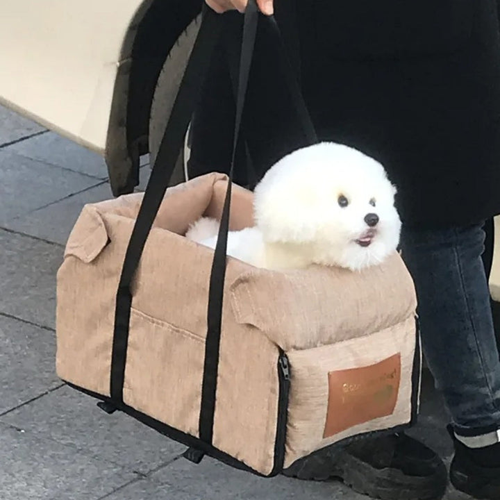 Beigefarbene Hundetragetasche mit flauschigem weißen Hund, ideal für Reisen und Transport.