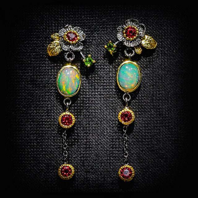 Opal Ohrringe mit Blumenmotiv, Silber, Goldakzente, rote und grüne Edelsteine, eleganter Schmuck.