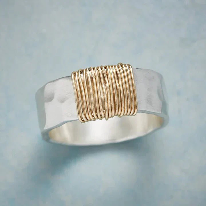 Silberring mit goldener Wicklung, handgefertigt, modern, Schmuckdesign, Unisex, Geschenkidee.