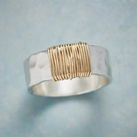 Silberring mit goldener Wicklung, handgefertigt, modern, Schmuckdesign, Unisex, Geschenkidee.