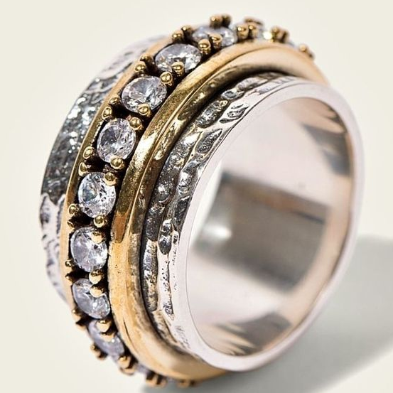 Silberring mit goldenen Akzenten und Kristallen, eleganter Schmuck, modisches Accessoire.