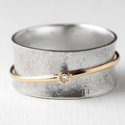 Silberring mit Goldband und Diamant, moderner Schmuck, elegantes Design, Unisex-Ring.